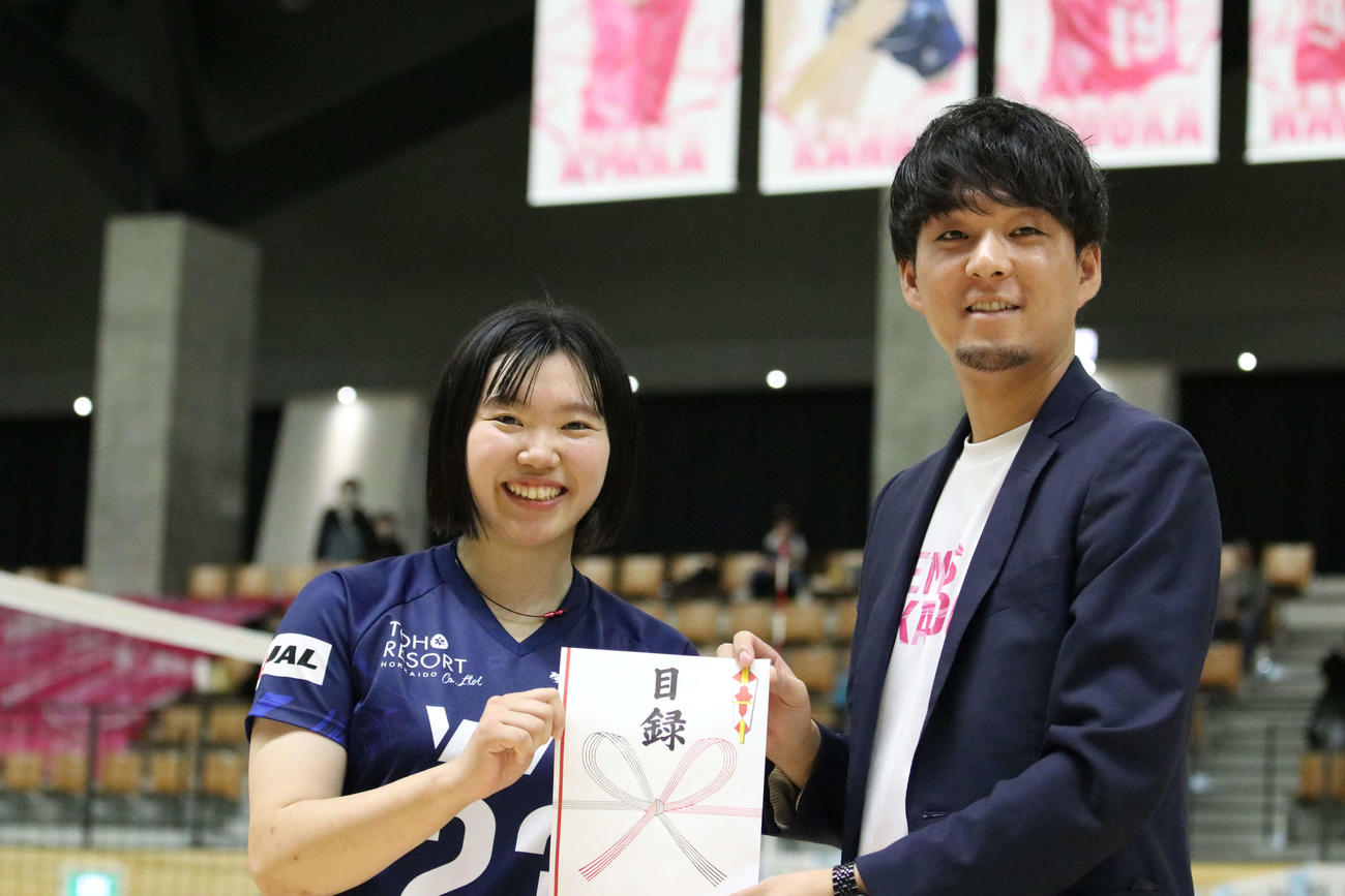 MIP賞を獲得し表彰されるアルテミス北海道の榎園（左）。右はクラブの平野社長