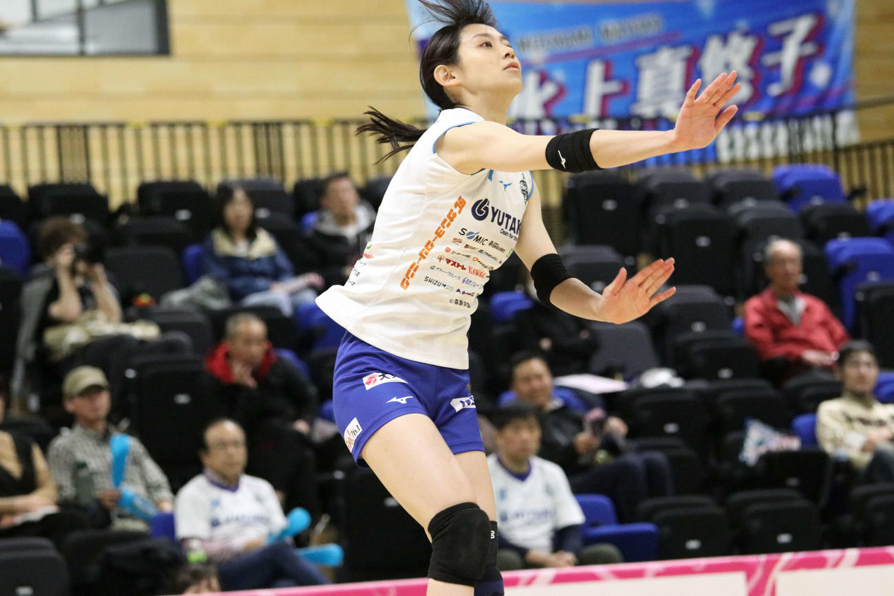 サーブを打つブレス浜松の狩野亜衣