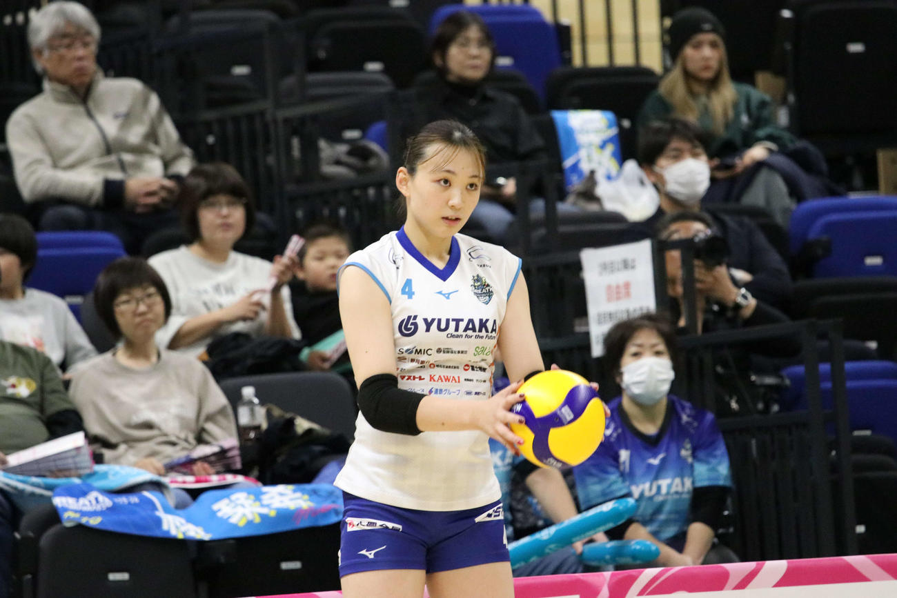 サーブを打つブレス浜松の足立溜奈