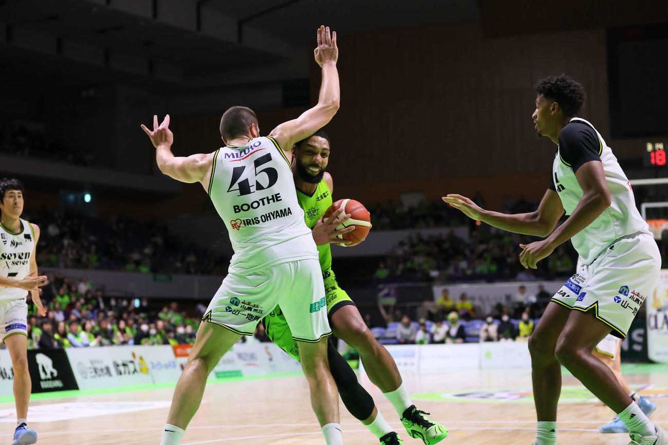 インサイドに切り込むレバンガ北海道のオカフォー　（C）B．LEAGUE