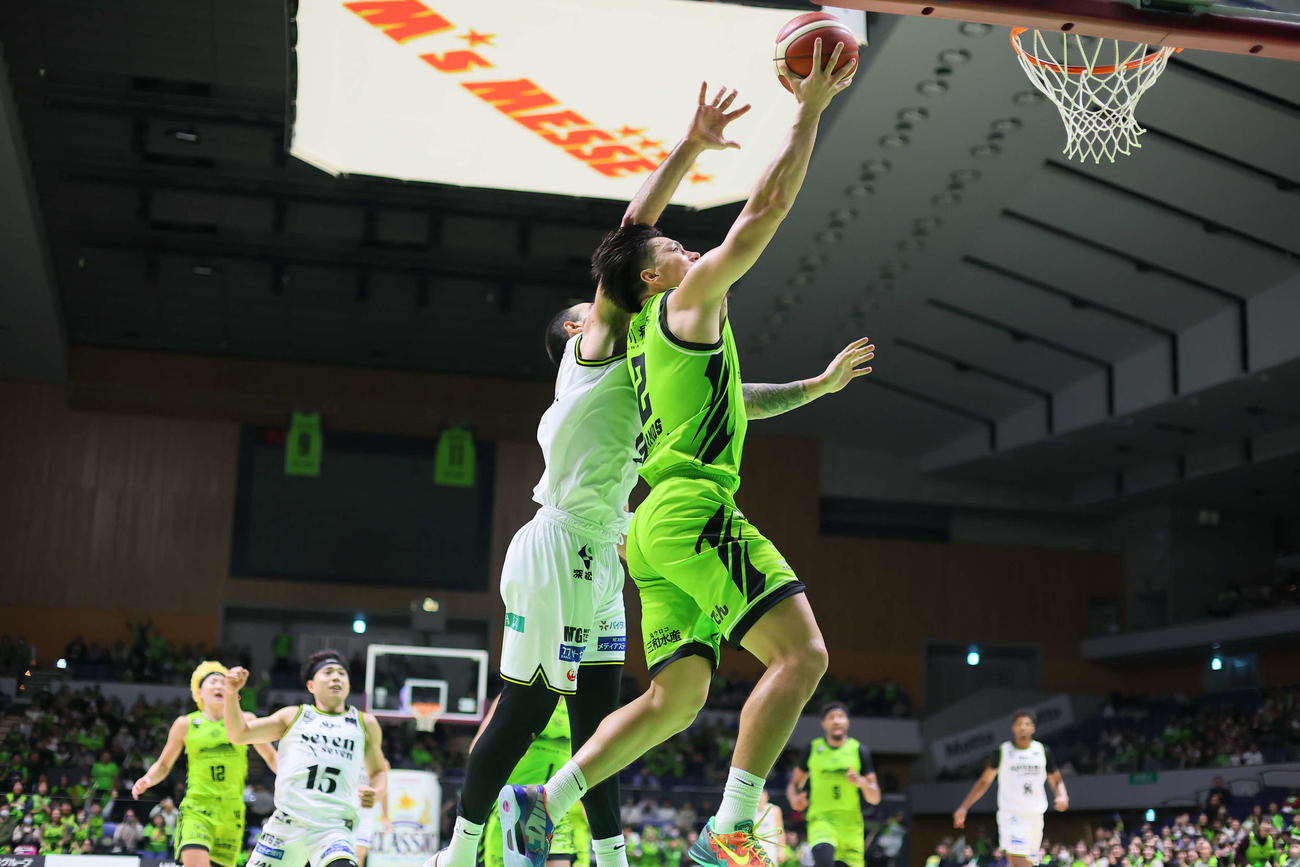 第4Q、決勝シュートを打つレバンガ北海道のラモス　（C）B．LEAGUE