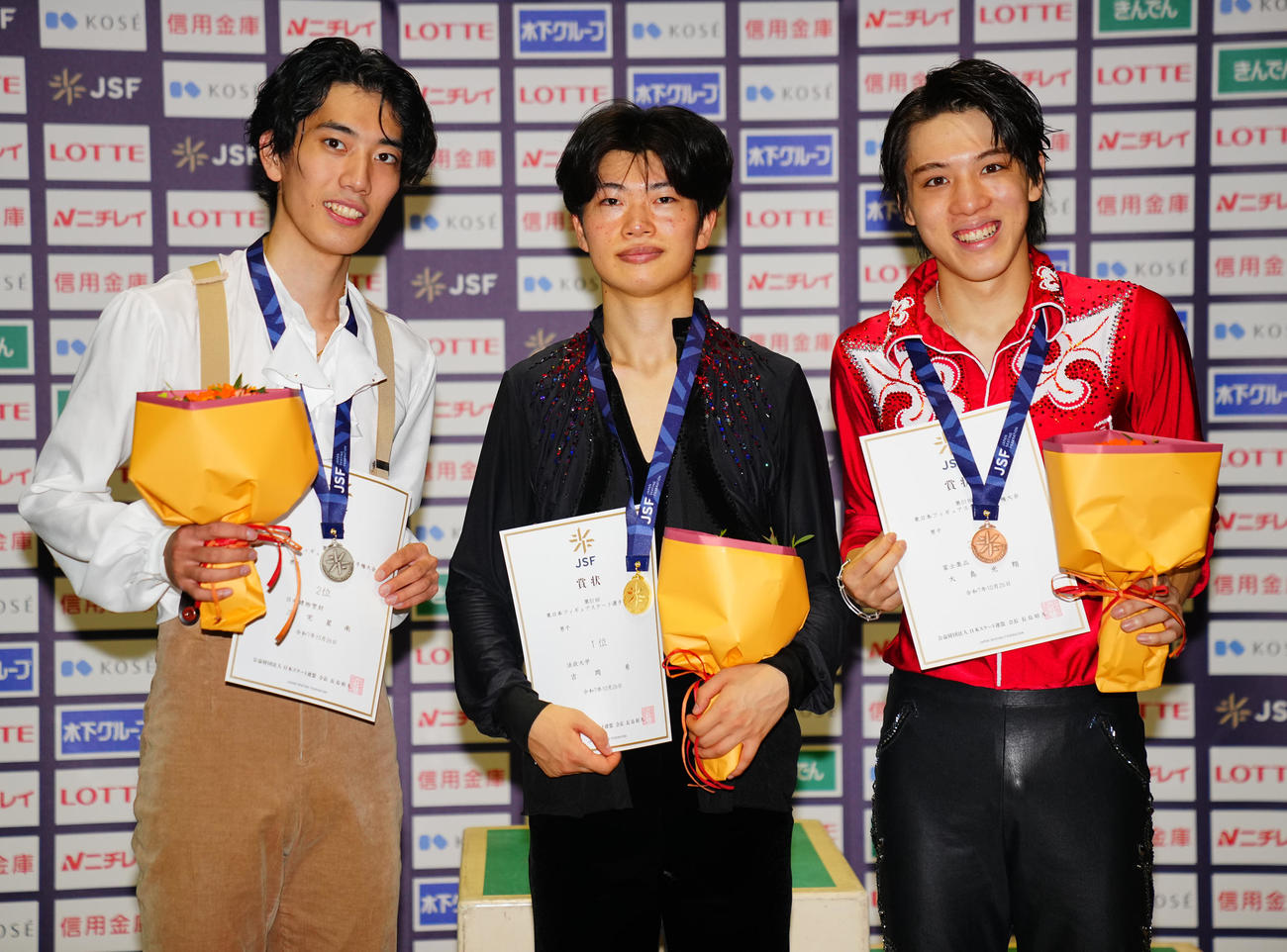 男子の表彰式で写真に納まる1位の吉岡（中央）、2位の三宅（左）、3位の大島（撮影・垰建太）
