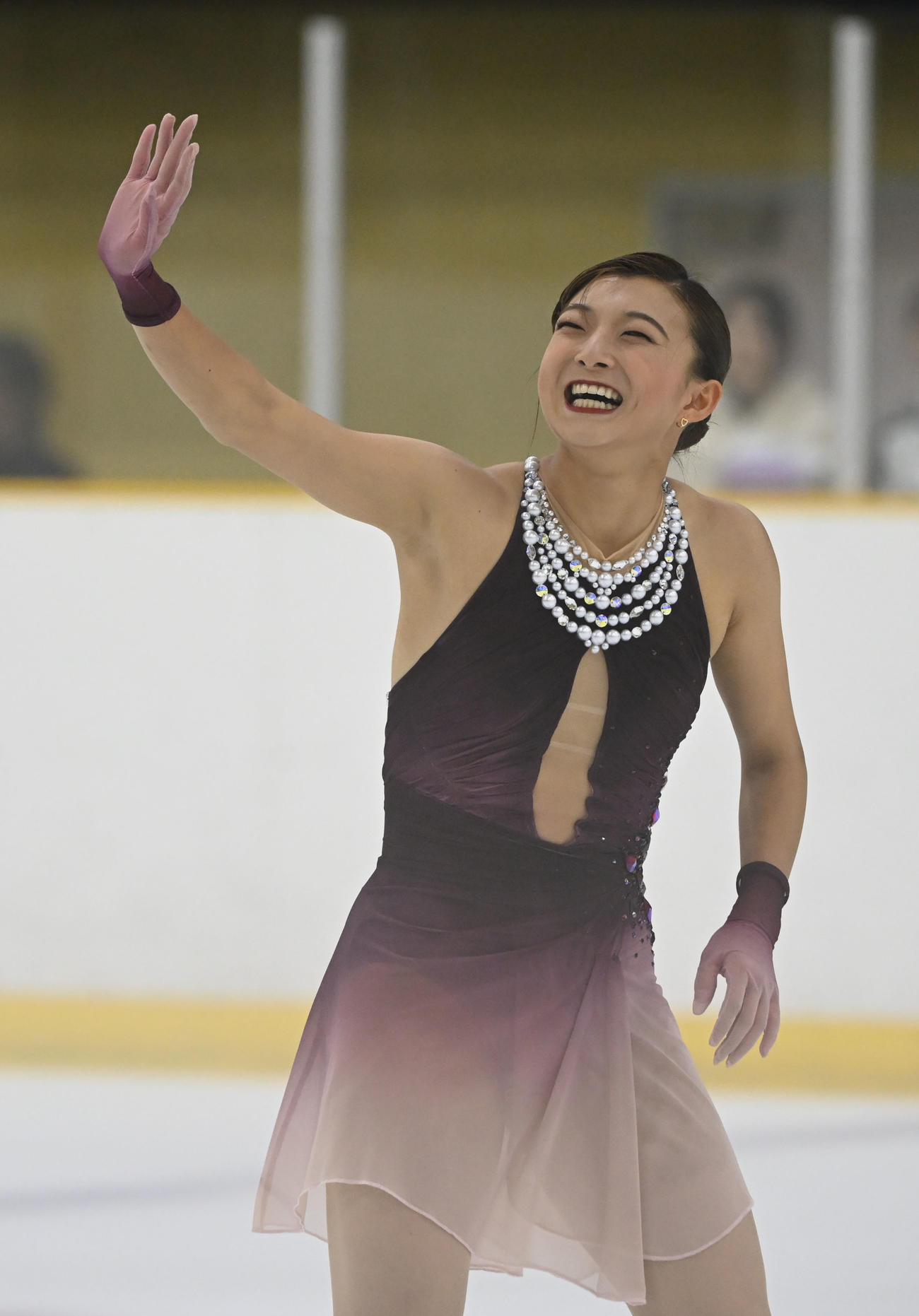 フリーの演技を終え客席に手を振る坂本花織（撮影・和賀正仁）