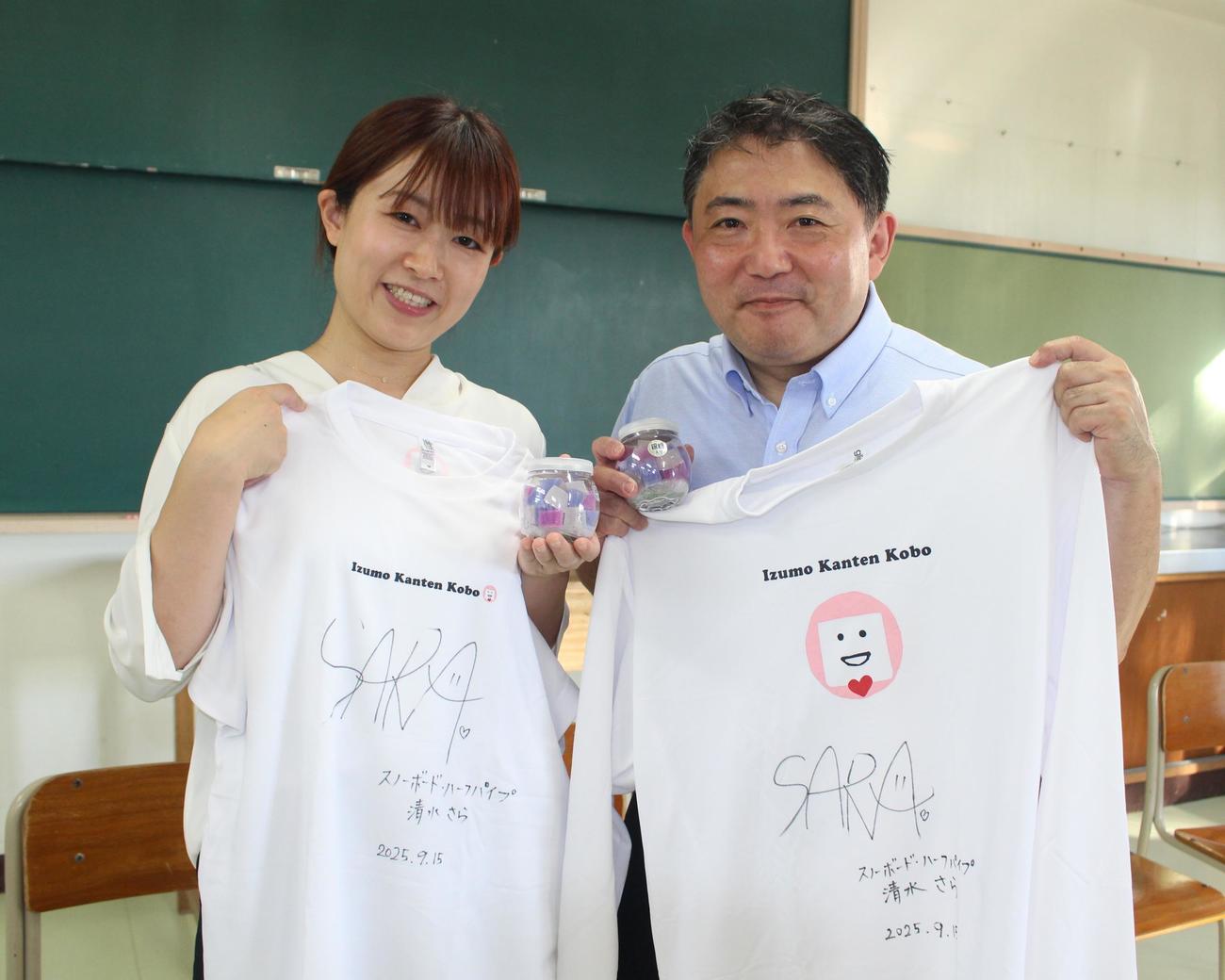 清水さらのコラボ商品を持つ津山屋製菓の社員（撮影・勝部晃多）