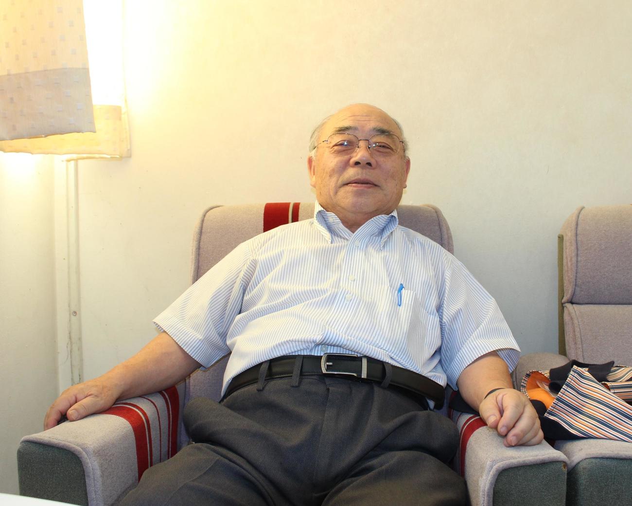 取材に応じる清水さらの祖父和則さん（撮影・勝部晃多）