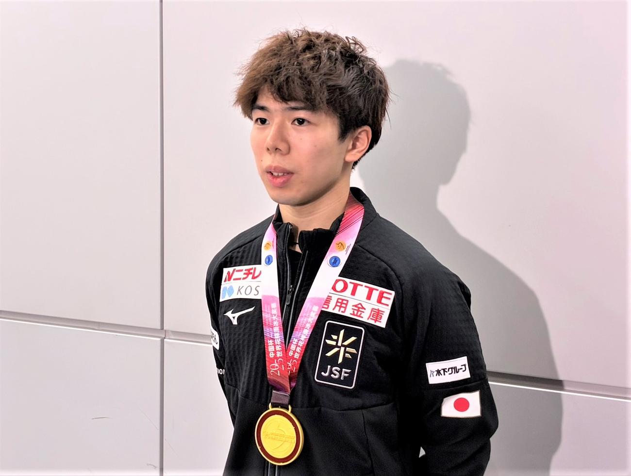 フィギュアスケート男子でGPシリーズ第2戦中国杯を制し、成田空港で帰国取材に応じる佐藤（撮影・藤塚大輔）