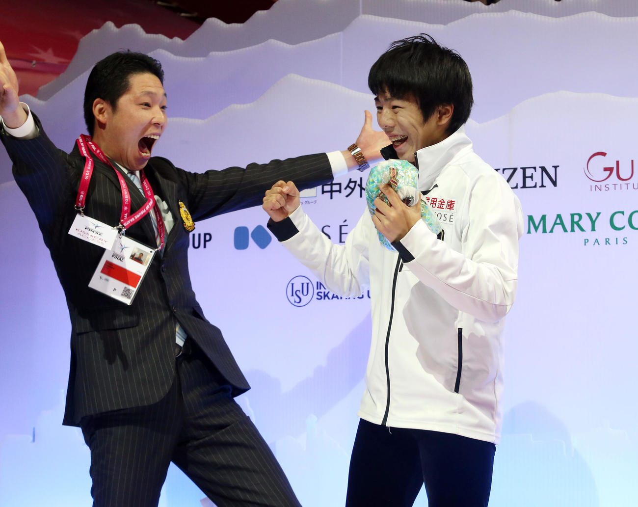 佐藤駿以上に大きなジェスチャーで喜ぶ日下コーチ（左）（2019年撮影）