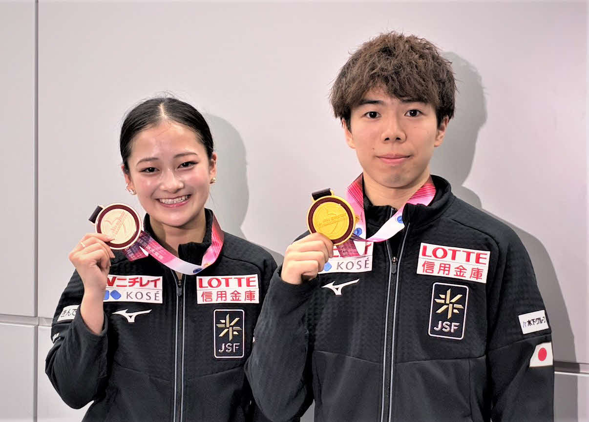フィギュアスケートGPシリーズ第2戦中国杯女子で銅メダルを獲得した渡辺（左）と男子で金メダルを獲得した佐藤（撮影・藤塚大輔）