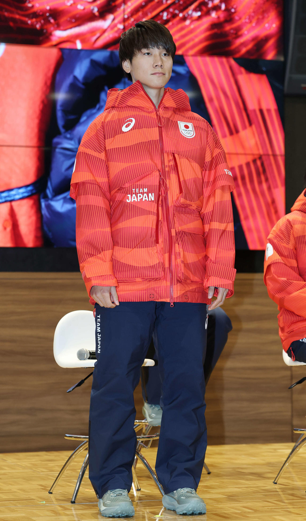 「ミラノ・コルティナ2026五輪・パラリンピック冬季競技大会TEAM JAPANオフィシャルスポーツウエア発表記者会見」でウエアを披露する森重（撮影・宮地輝）