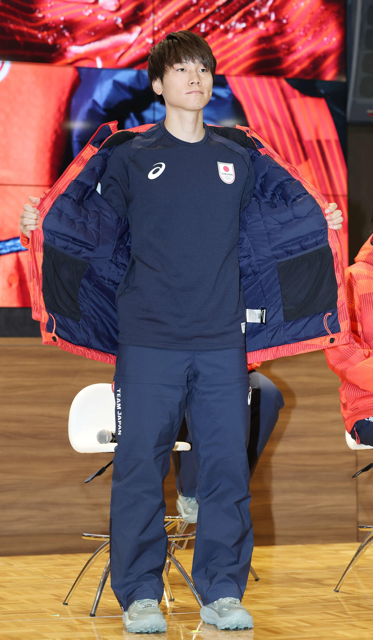 「ミラノ・コルティナ2026五輪・パラリンピック冬季競技大会TEAM JAPANオフィシャルスポーツウエア発表記者会見」でウエアを披露する森重（撮影・宮地輝）