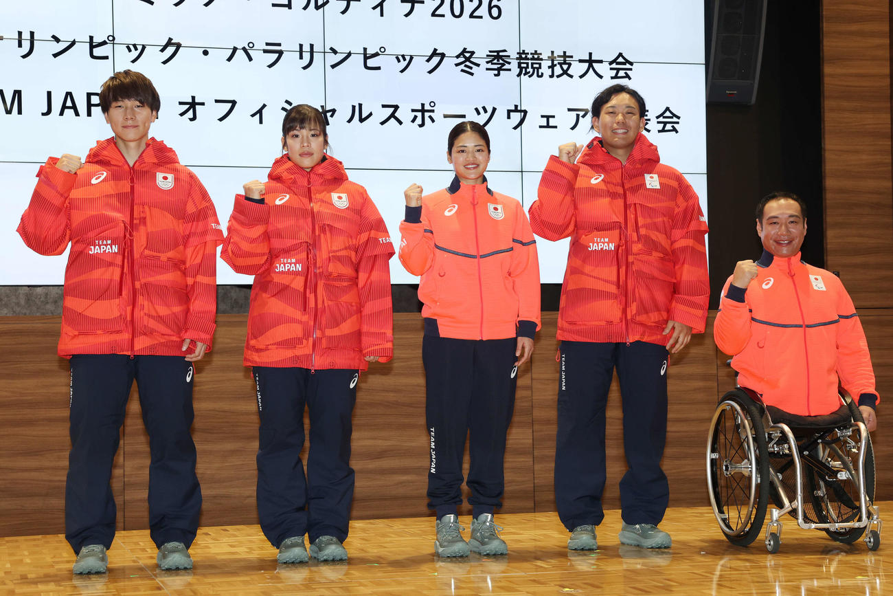 日本代表オフィシャルスポーツウエアを着て笑顔でガッツポーズするミラノ・コルティナ五輪、パラリンピックの選手たち、左から森重、浮田、細山田、森、鈴木（撮影・宮地輝）