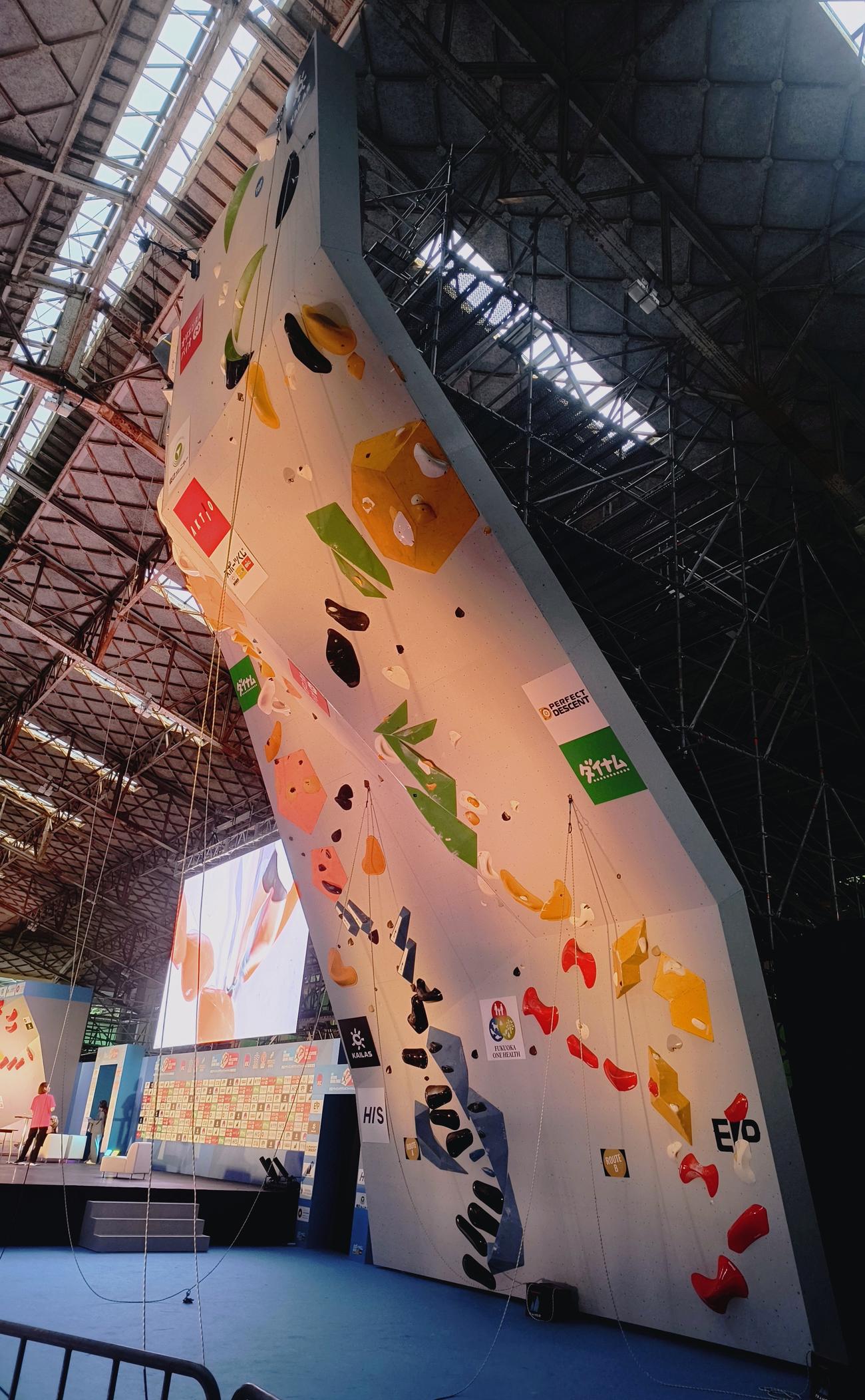 世界初の国別対抗戦IFSCクライミンググランドファイナルズ最終日のエキシビションで安楽宙斗がパラクライミングに挑戦したリード壁（撮影・木下淳）
