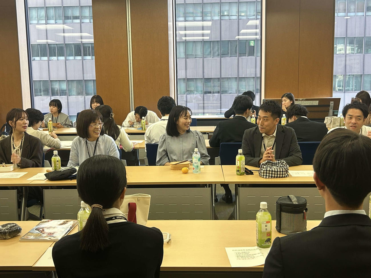 参加した職員と談笑する石川佳純さん