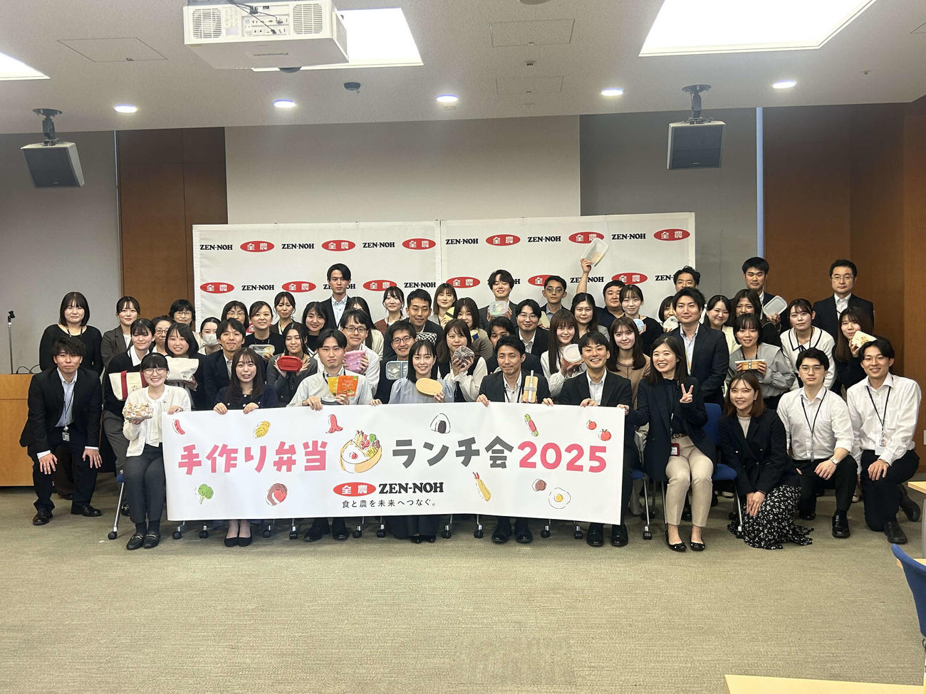 参加した全農職員と記念撮影をする石川佳純さん