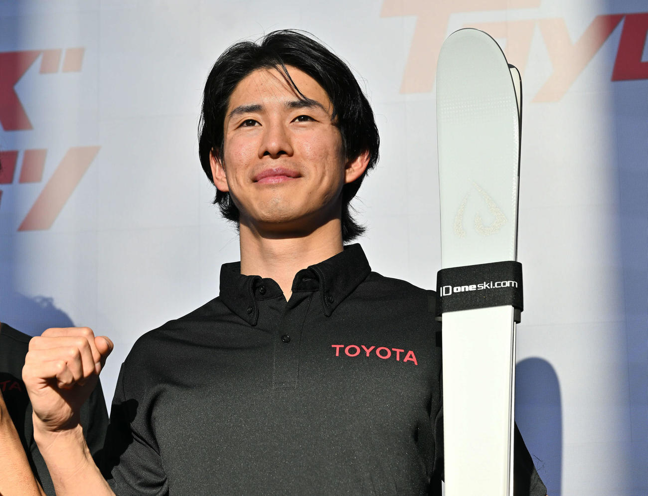 記念撮影でポーズを決めるフリースタイルスキーモーグルの堀島（撮影・滝沢徹郎）