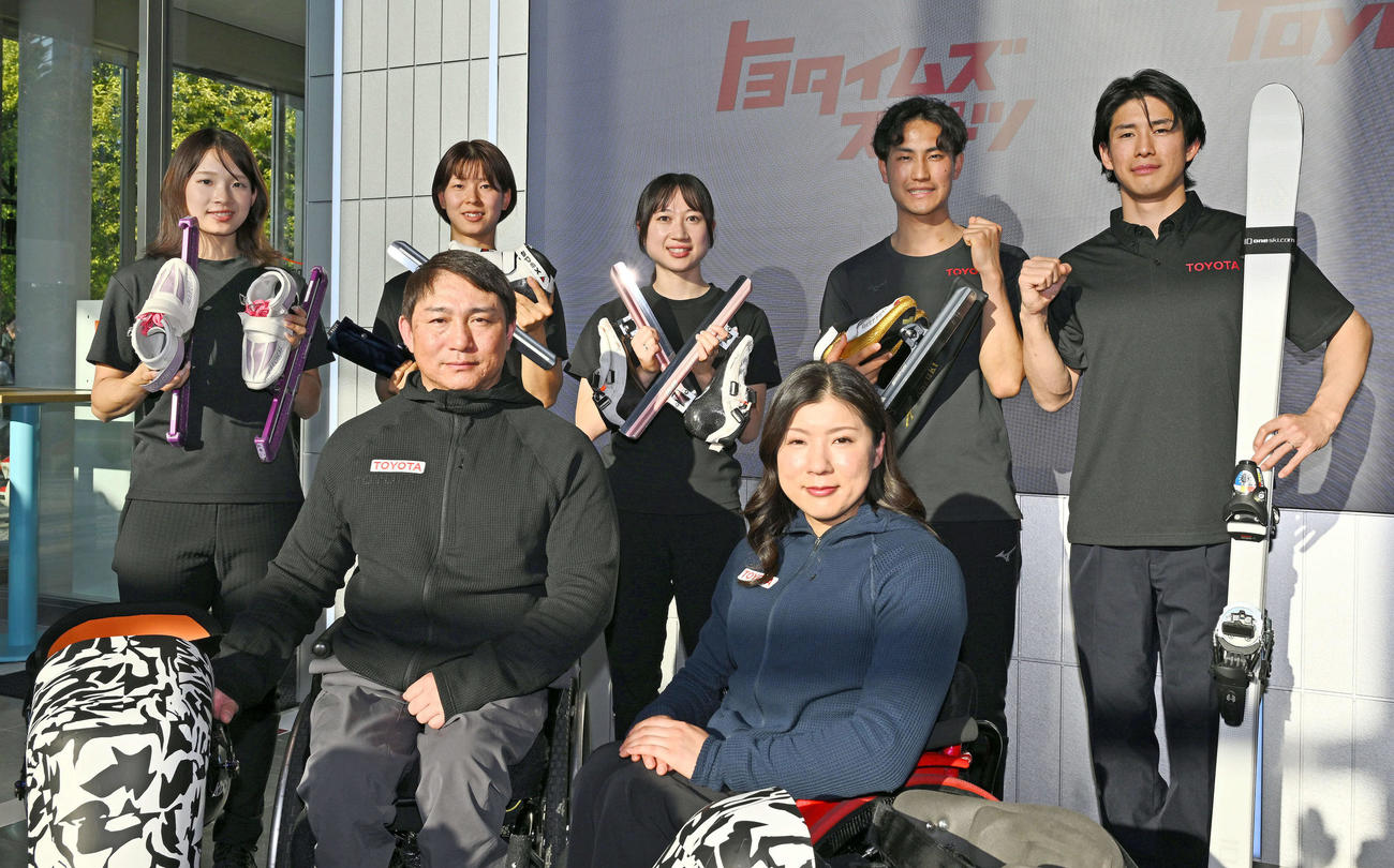 記念撮影するトヨタ自動車の選手たち。前列左から森井、村岡。後列左から中島、平井、渡辺、吉長、堀島（撮影・滝沢徹郎）