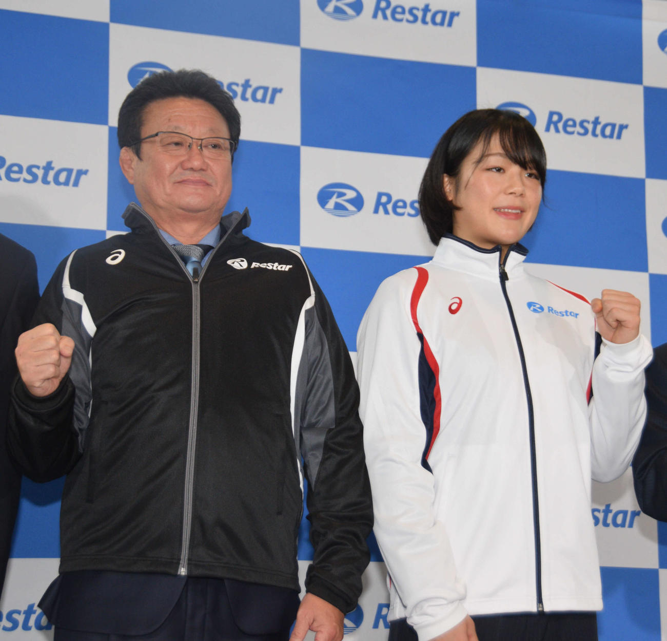 レスター社のジャージーを着てポーズする藤波朱理（右）と父俊一コーチ（撮影・泉光太郎）