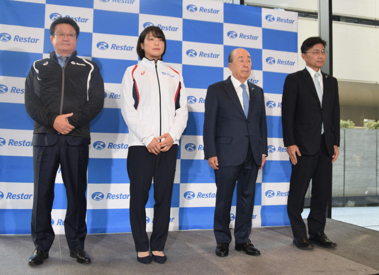 レスター社の内定会見に出席した（右から順に）林社長、今野会長、藤波、父俊一コーチ（撮影・泉光太郎）