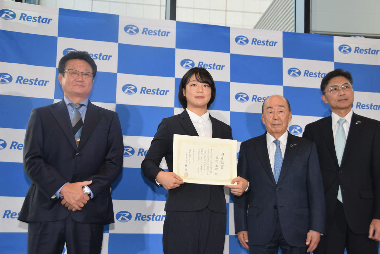 内定証書を受け取った藤波（左から2人目）（撮影・泉光太郎）