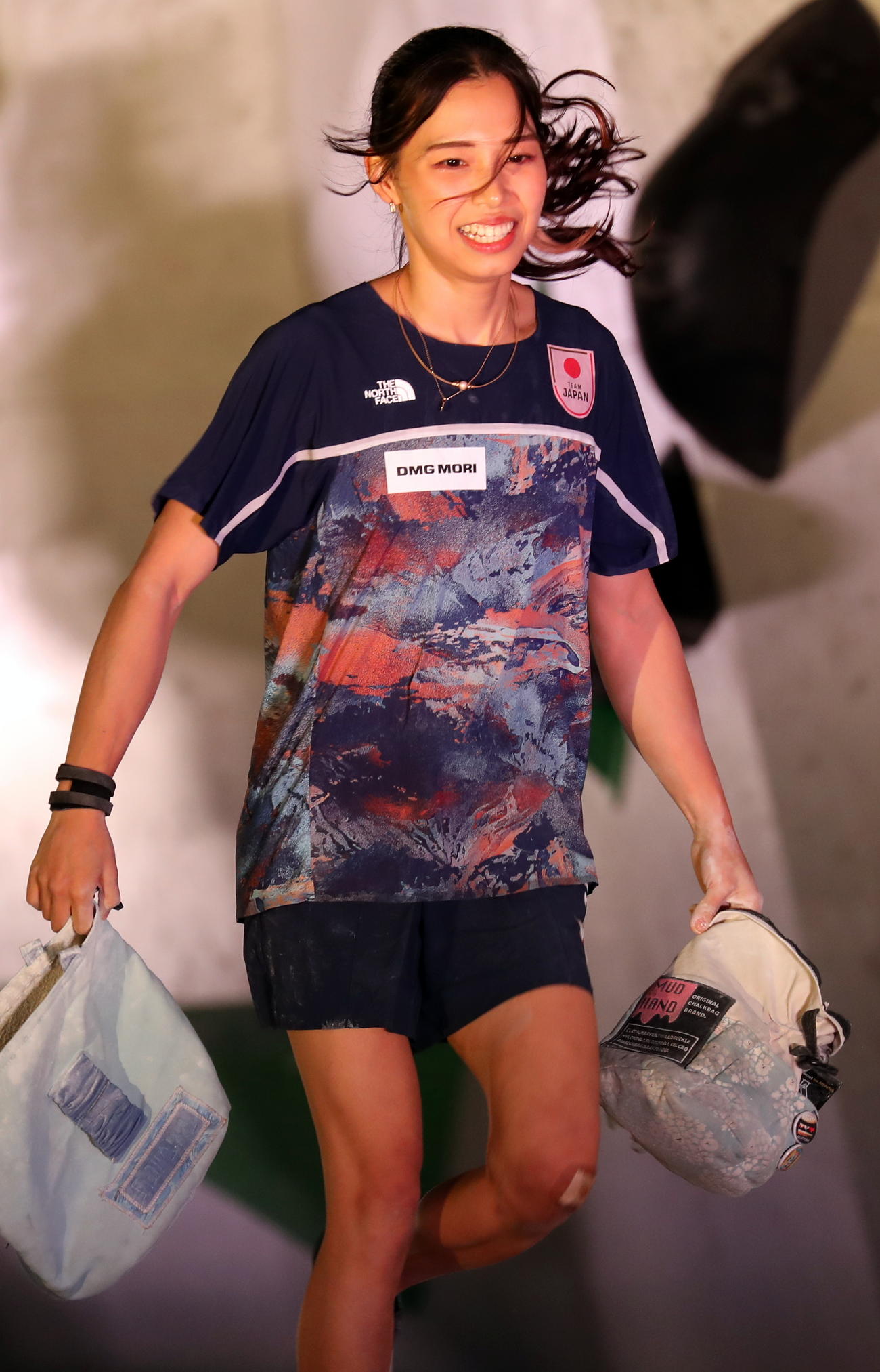 グランドファイナルズのエキシビションでトラバース（横断）スピード勝負を楽しむ中村真緒（撮影・木下淳）