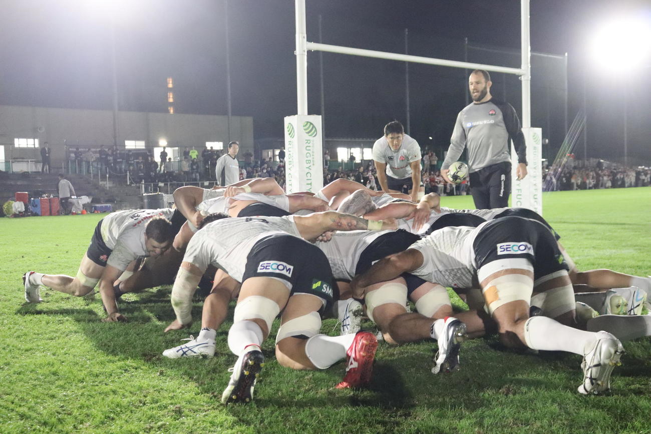 欧州遠征出発前の28日、練習でスクラムを組む日本代表のFW陣（C）JRFU