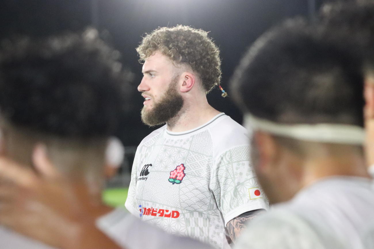 欧州遠征出発前の28日、練習で思いを語る日本代表ワーナー・ディアンズ主将（C）JRFU