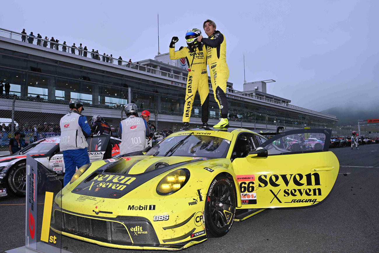 GT300クラスで優勝して歓喜のガッツポーズをするハリー・キング（左）と藤波清斗（GTA提供）