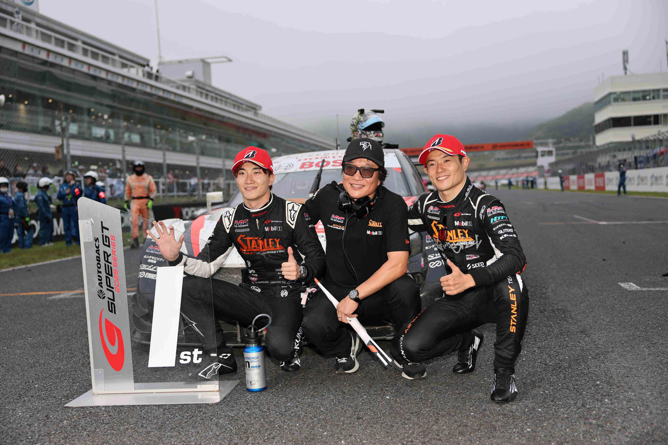 GT500クラスで優勝した左から牧野任祐、小島一浩監督、山本尚貴（GTA提供）