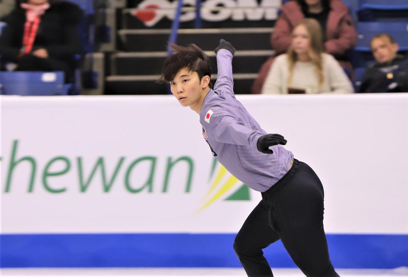 GPシリーズ第3戦スケートカナダ　公式練習で調整する友野（撮影・藤塚大輔）