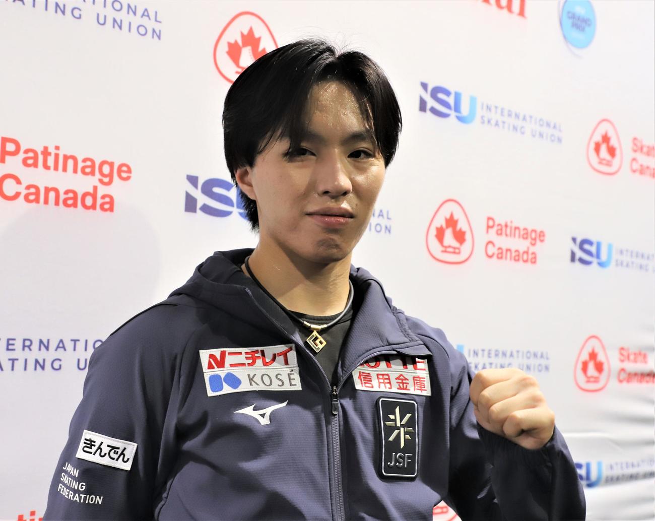 GPシリーズ第3戦スケートカナダ　公式練習後にポーズを取る三浦（撮影・藤塚大輔）