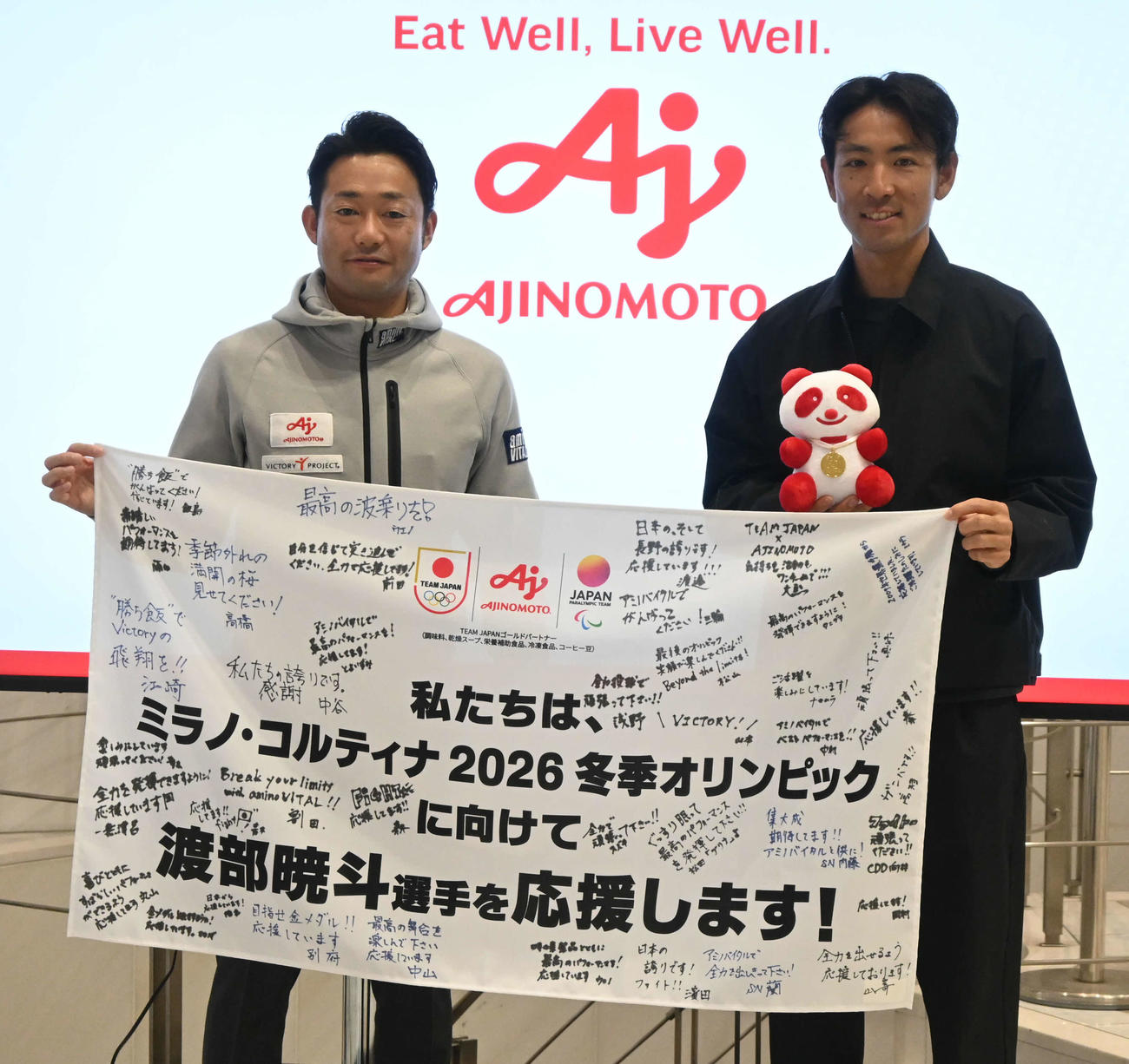 渡部暁斗（右）を食事面でサポートする味の素の上野祐輝氏（撮影・飯岡大暉）