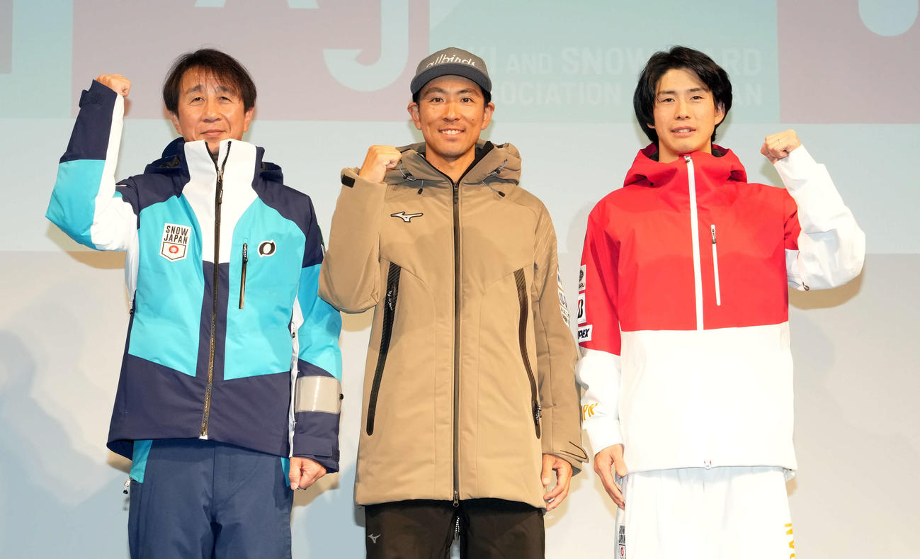 記念撮影に納まる、左から全日本スキー連盟原田会長、ノルディク複合の渡部、モーグルの堀島（撮影・たえ見朱実）
