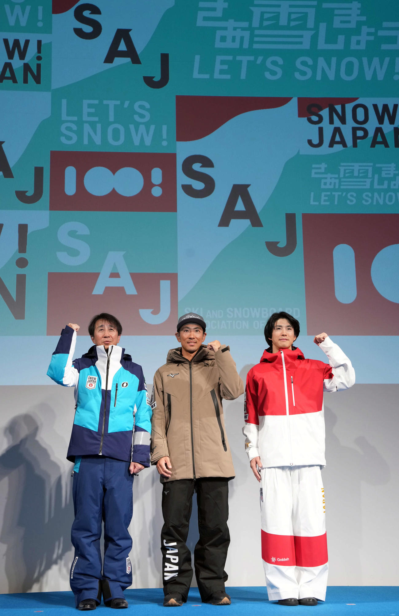 記念撮影に納まる、左から全日本スキー連盟原田会長、ノルディック複合の渡部、モーグルの堀島（撮影・たえ見朱実）