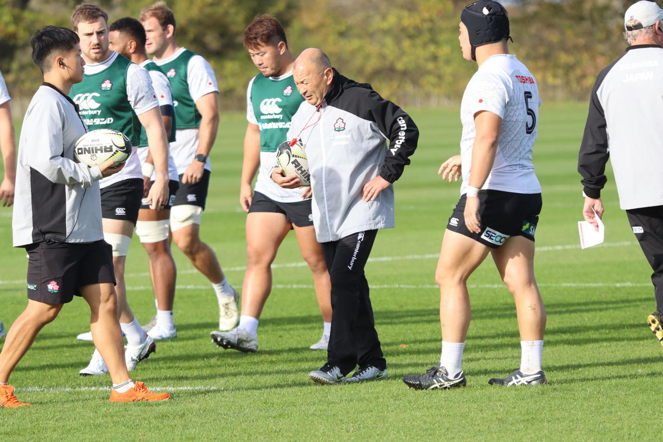 英国移動後の30日、日本代表の練習を仕切るエディー・ジョーンズ・ヘッドコーチ（右から3人目）やティエナン・コストリー（左から2人目）ら（C）JRFU
