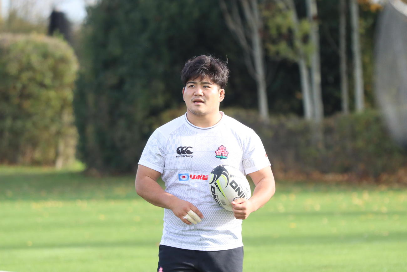 英国移動後の30日、日本代表の練習に参加したフッカー佐藤健次（C）JRFU