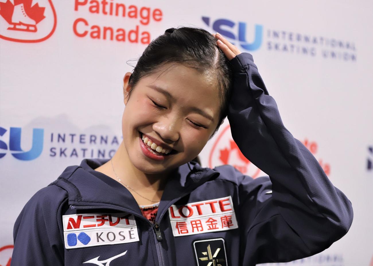 GPシリーズ第3戦スケートカナダ　女子SP後に取材エリアで悔しげにポーズをとる中井（撮影・藤塚大輔）