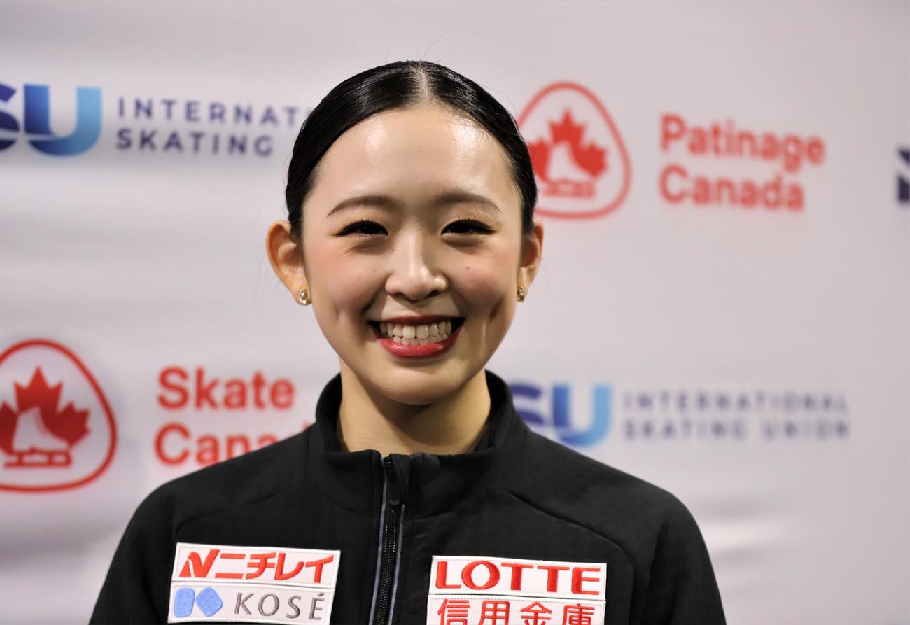 GPシリーズ第3戦スケートカナダ　女子SP後に取材エリアで笑顔を見せる青木（撮影・藤塚大輔）