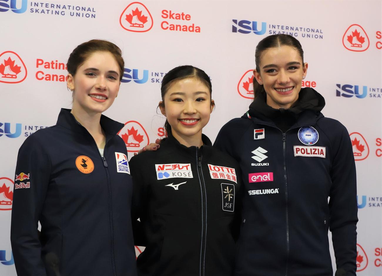 GPシリーズ第3戦スケートカナダ　女子SPで首位発進した千葉（中央）。左は2位のレビト、右は3位のグッドマン（撮影・藤塚大輔）