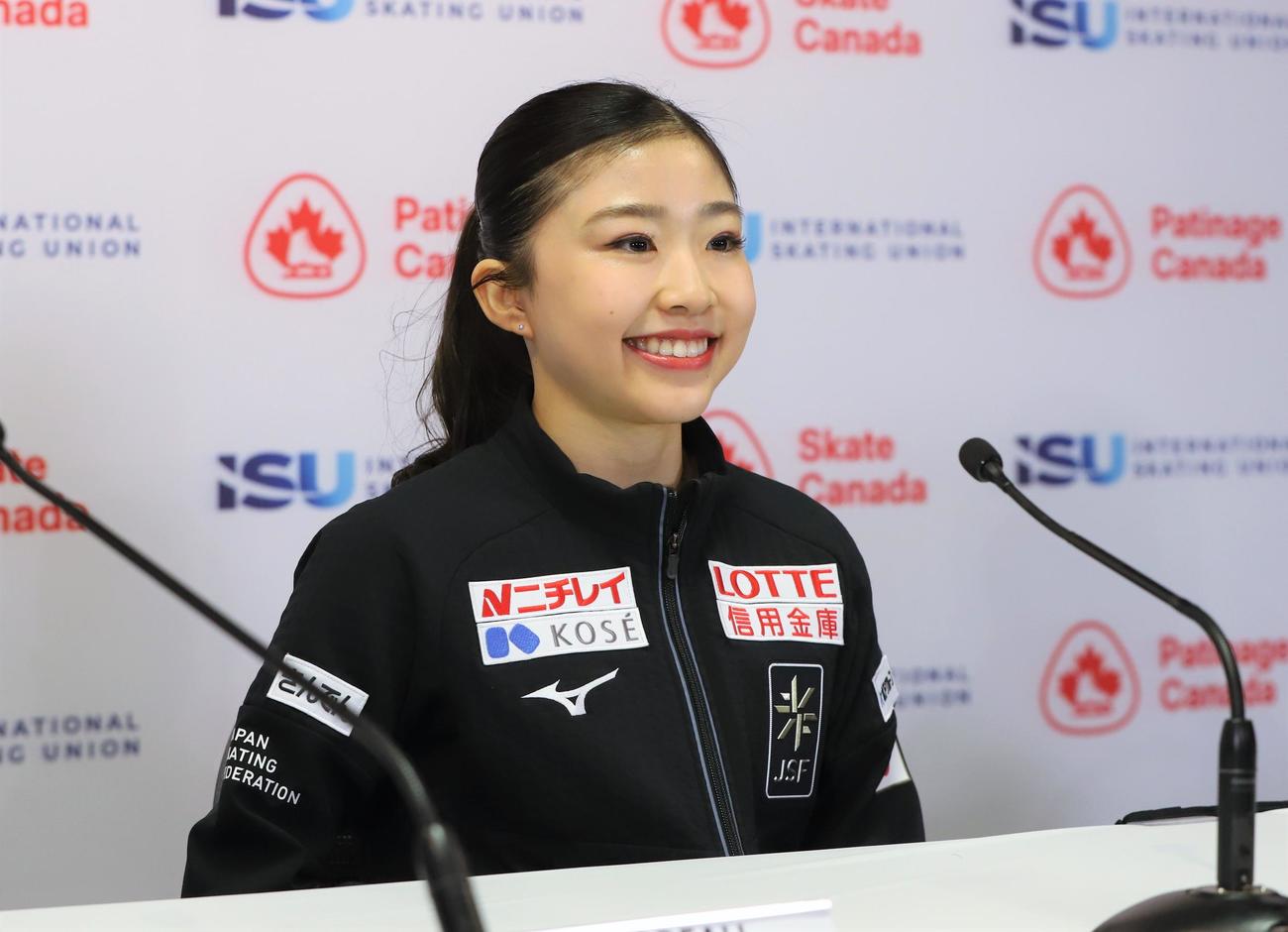 GPシリーズ第3戦スケートカナダ　女子SP上位3人による会見で笑顔を見せる千葉（撮影・藤塚大輔）