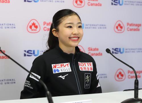 GPシリーズ第3戦スケートカナダ　女子SP上位3人による会見で笑顔を見せる千葉（撮影・藤塚大輔）