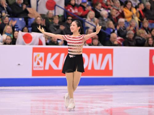 GPシリーズ第3戦スケートカナダ　女子SPを終えて観客にあいさつをする中井（撮影・藤塚大輔）