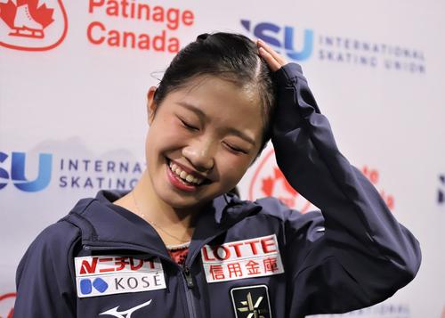 GPシリーズ第3戦スケートカナダ　女子SP後に取材エリアで悔しげにポーズをとる中井（撮影・藤塚大輔）