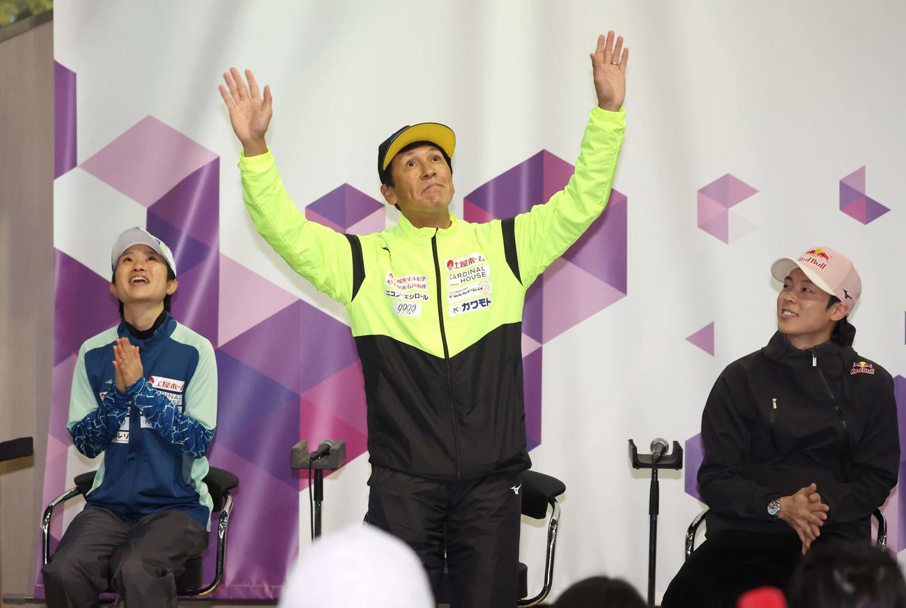 トークショーで観客にあいさつする葛西。左は伊藤、右は小林陵（撮影・黒川智章）