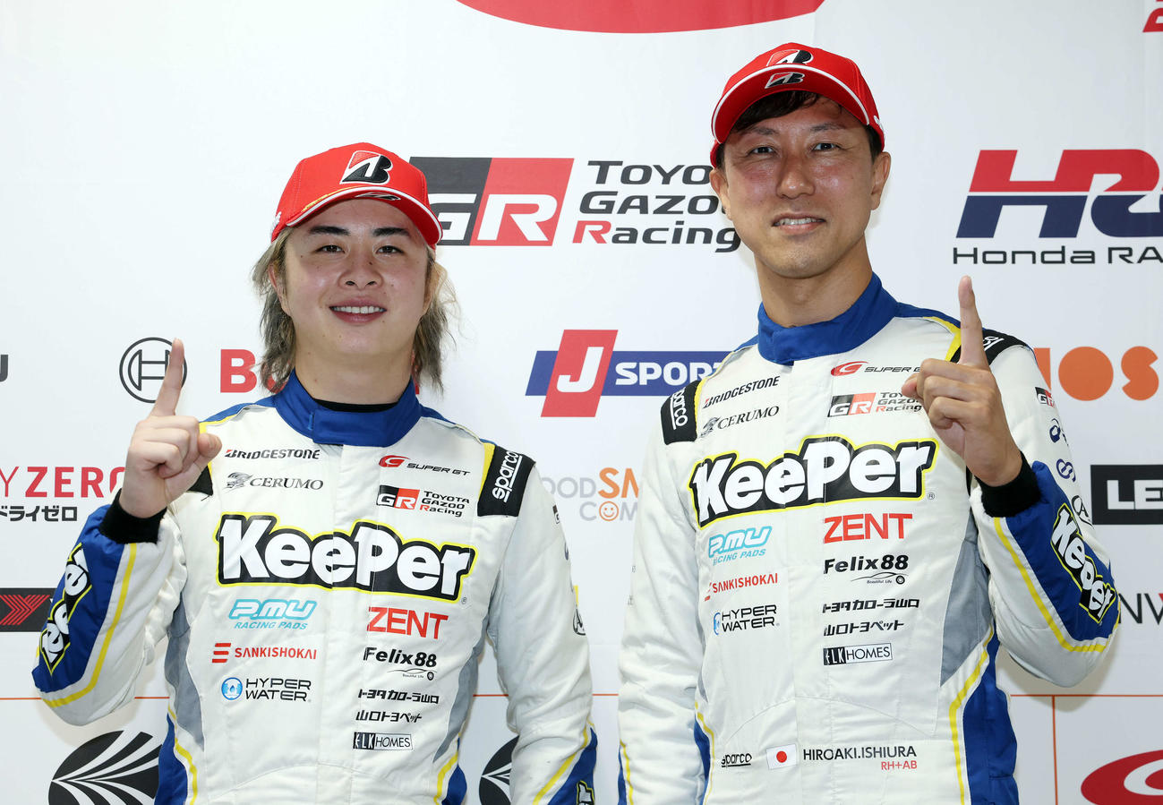ポールポジションを獲得し笑顔で記念撮影するGT500クラス38号車の大湯（左）と石浦（撮影・宮地輝）