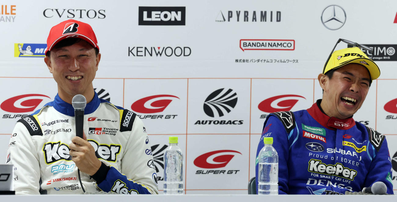 ポールポジション記者会見で笑顔を見せるGT500クラス38号車の石浦（左）とGT300クラス61号車の井口（撮影・宮地輝）