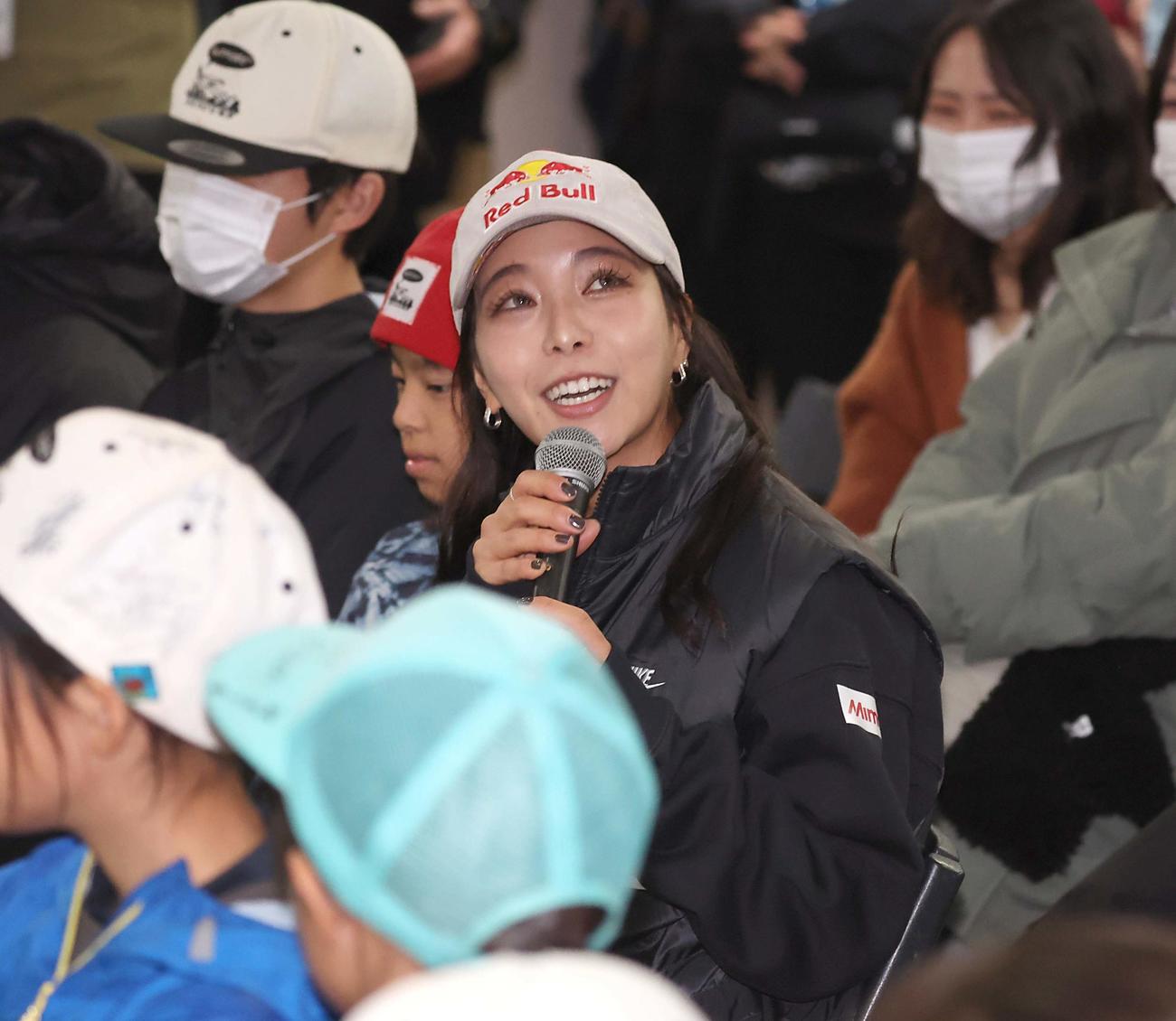 トークショーの観客席で笑顔を見せる高梨（撮影・黒川智章）