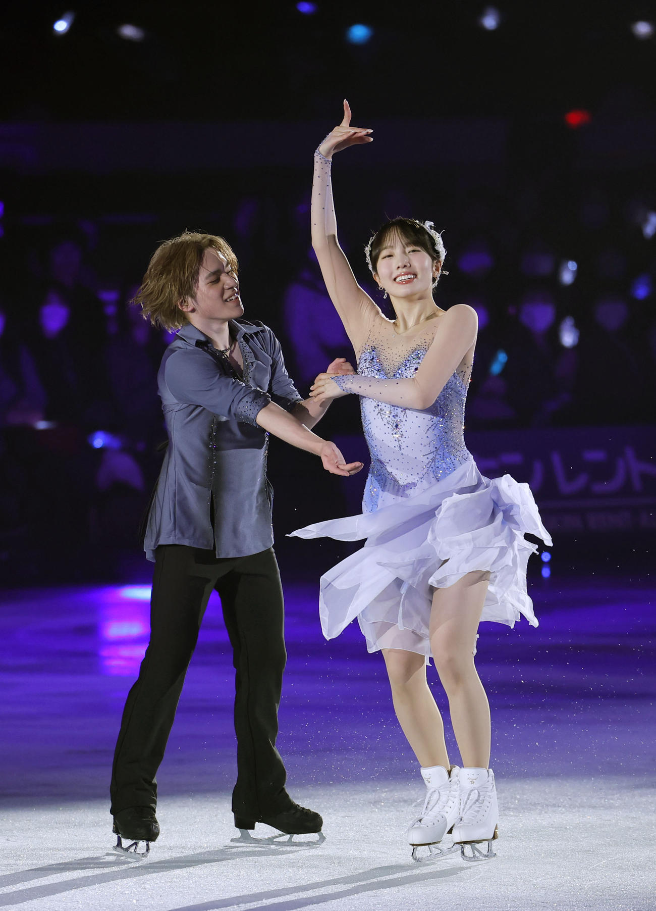 アイスショーで演技する宇野昌磨さん（左）と本田真凜さん（共同）