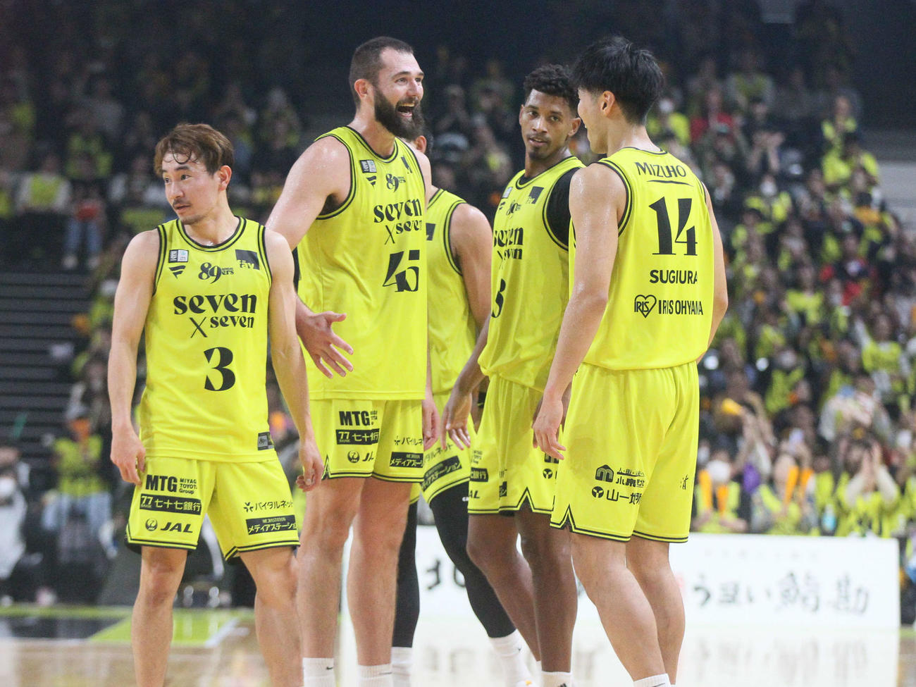 仙台対SR渋谷　勝利後、喜びを合う仙台の選手たち（撮影・高橋香奈）