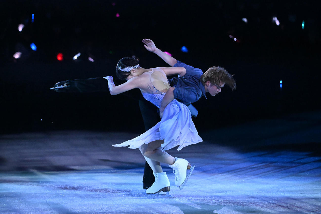 息ぴったりなすべりで魅了する宇野昌磨さん（右）と本田真凜さん（撮影・滝沢美穂子）