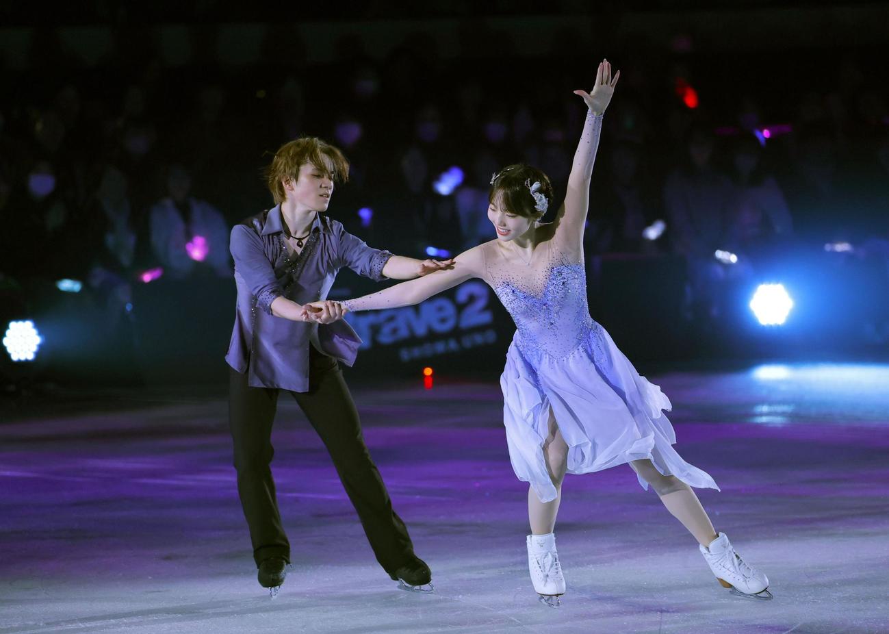 アイスショーで演技する宇野昌磨さん（左）と本田真凜さん（共同）